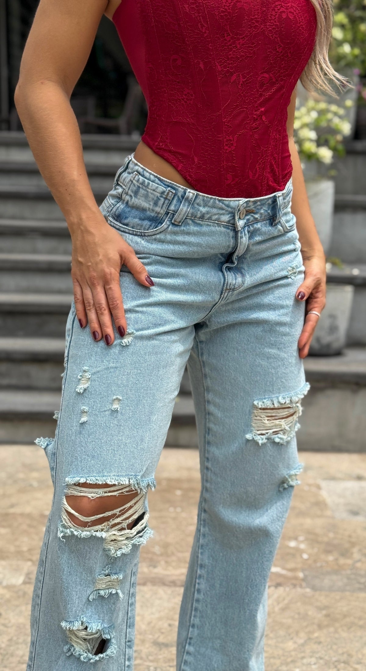 Jean Bota recta CON ROTOS BUCK JEANS