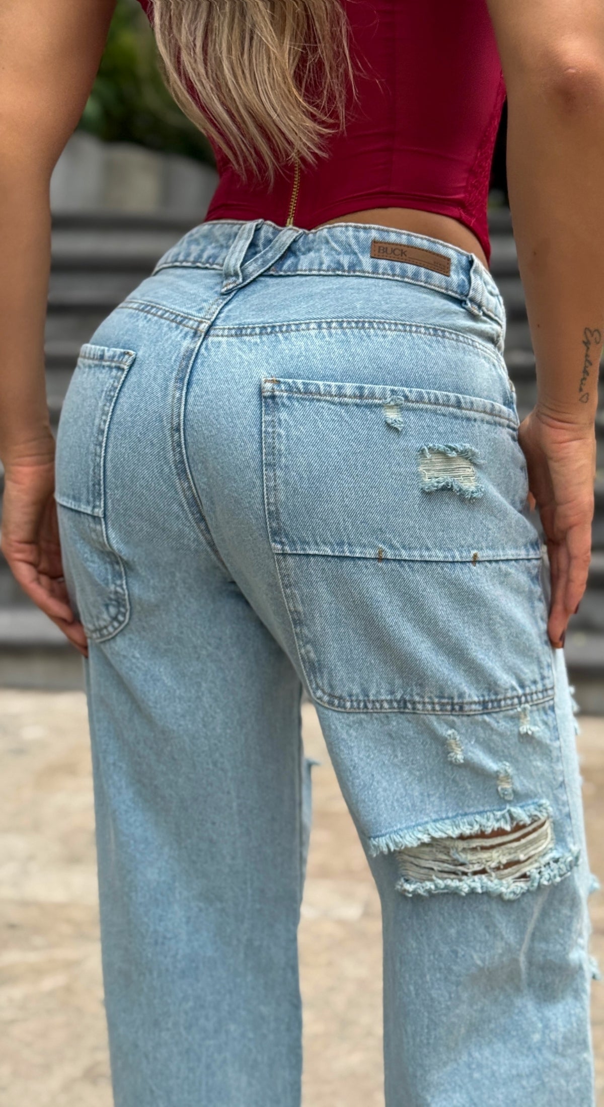 Jean Bota recta CON ROTOS BUCK JEANS