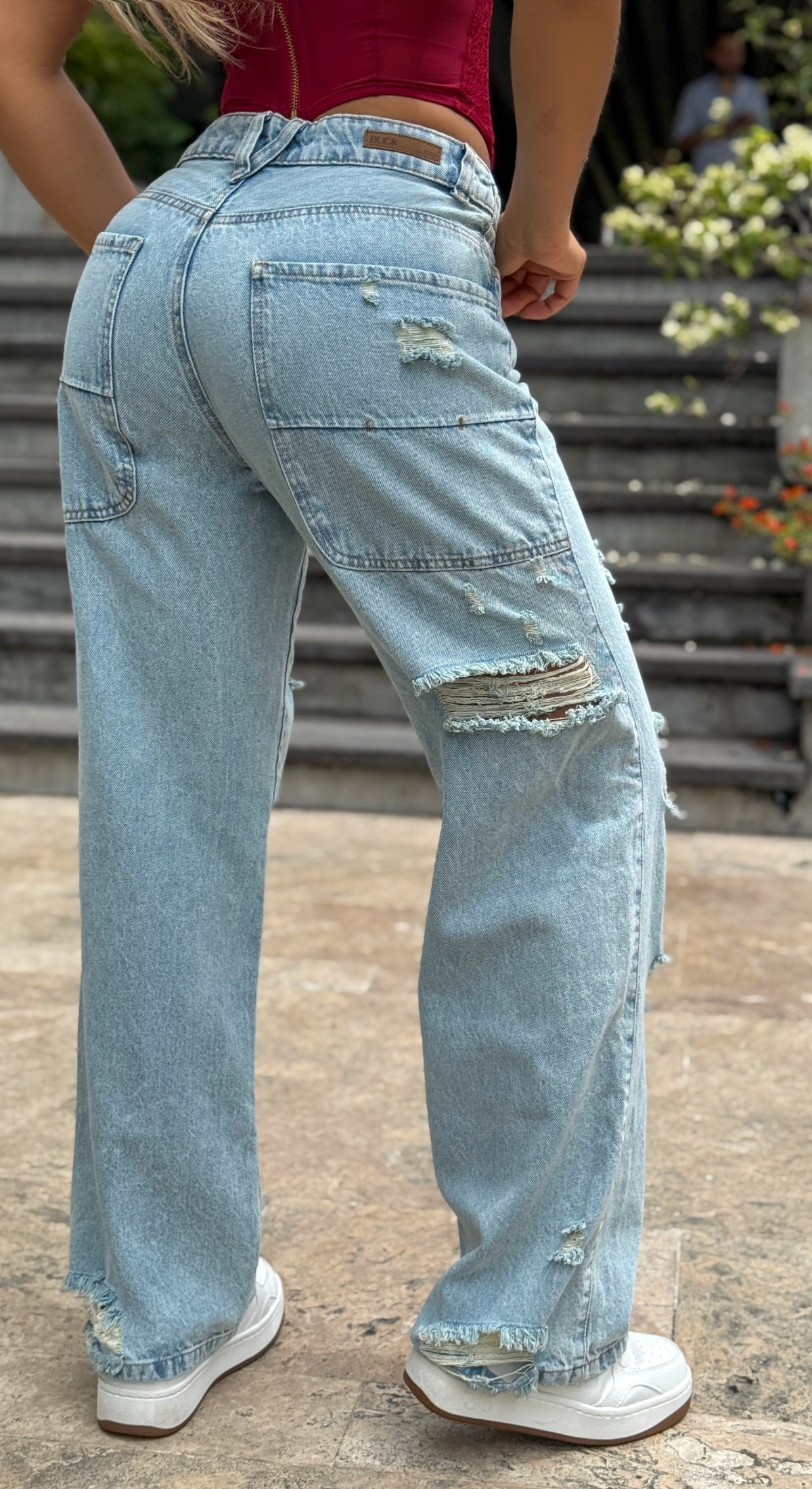 Jean Bota recta CON ROTOS BUCK JEANS